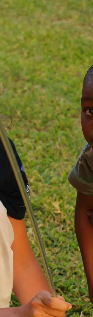 Helferli beim Zeltaufbau